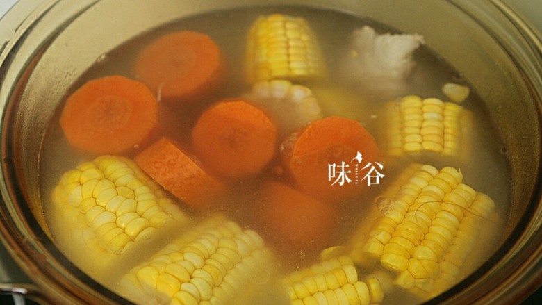 把春天喝进胃里的(田园猪骨汤),加入胡萝卜。盖上盖子,继续熬煮半小时。