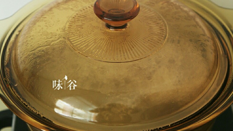 把春天喝进胃里的(田园猪骨汤),,盖上盖子大火煮开,转中小火熬煮1小时。