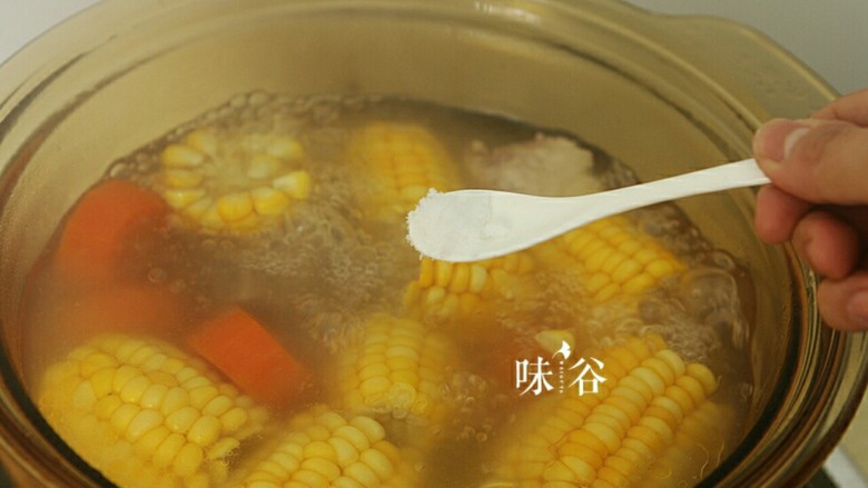把春天喝进胃里的(田园猪骨汤),关火前加入食盐即可。