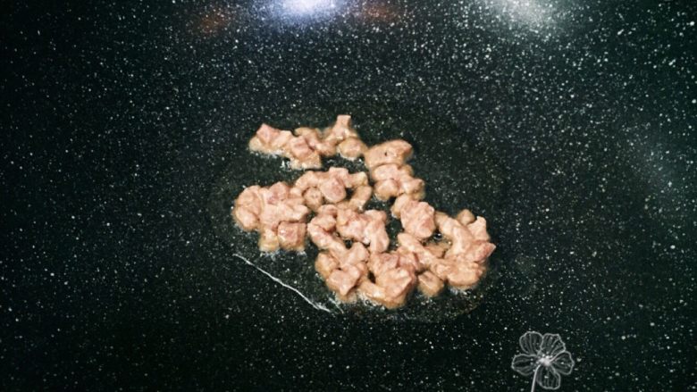 宝宝创意餐--番茄豆腐牛肉饭,放入牛肉粒快速翻炒。（炒断生即可立即放菜）