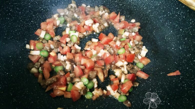 宝宝创意餐--番茄豆腐牛肉饭,加入<a style='color:red;display:inline-block;' href='/shicai/ 230'>香菇</a>、<a style='color:red;display:inline-block;' href='/shicai/ 122'>芦笋</a>翻炒均匀。
