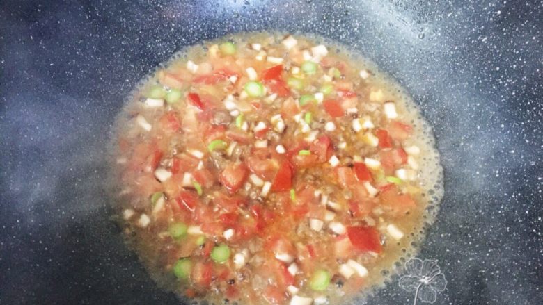 宝宝创意餐--番茄豆腐牛肉饭,加入两倍菜分量的水煮开,中火煮至芦笋变软。