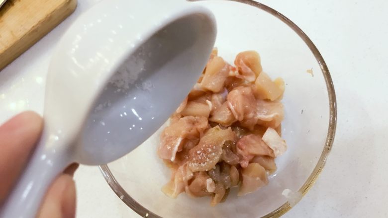 宝宝辅食:宝宝版健康鸡米花-24M+ ,在切好的鸡肉中加入一点点盐,用手抓几下,然后放在一边腌制10分钟左右。