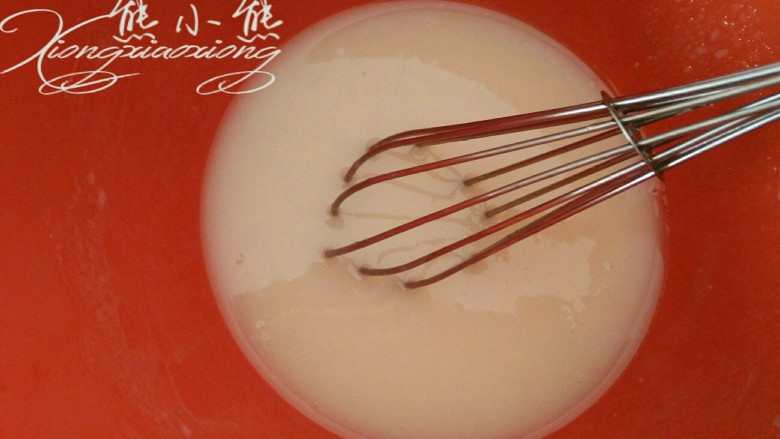 虎皮蛋糕卷--其实很简单,6.制作蛋糕卷部分的蛋黄糊 。
打蛋盆内加入<a style='color:red;display:inline-block;' href='/shicai/ 219'>牛奶</a>和细砂糖,搅拌至糖溶解。