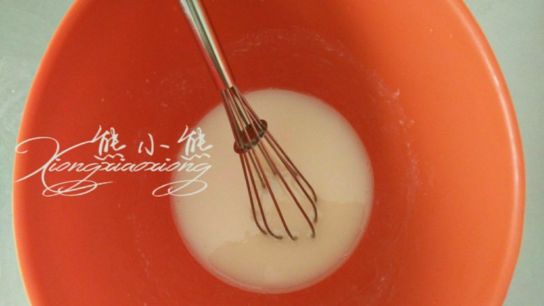 虎皮蛋糕卷--其实很简单,7.缓慢的加入<a style='color:red;display:inline-block;' href='/shicai/ 140122'>玉米油</a>,边加入边用蛋抽搅拌,至水油充分乳化,几乎看不到油,成粘稠的状态。这个过程大概需要几分钟。