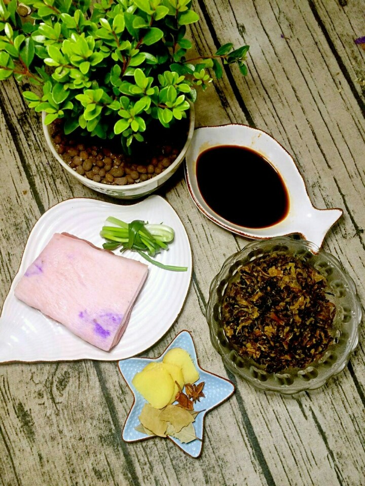 梅菜扣肉,<a style='color:red;display:inline-block;' href='/shicai/ 428'>五花肉</a>一块,梅菜适量,香叶,八角,姜片,(小葱,酱油,老抽,糖,料酒)混合调好备用