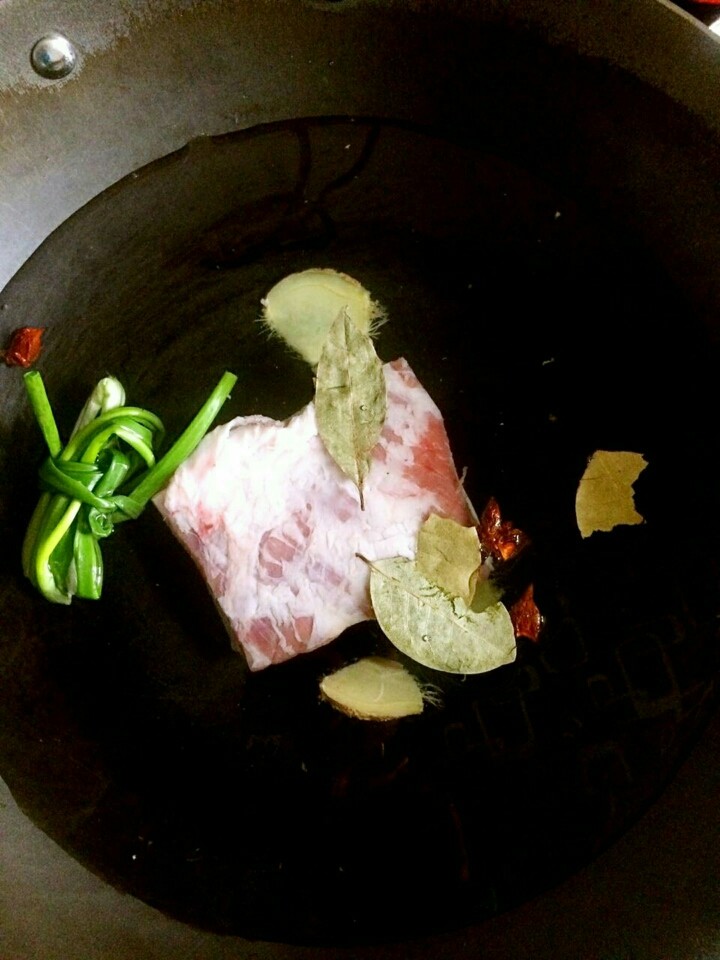 梅菜扣肉,冷水下锅,大火煮开5分钟