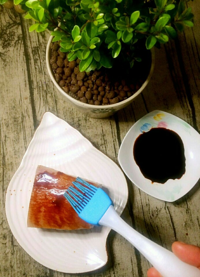 梅菜扣肉,煮好五花肉的表层刷上老抽,晾凉备用