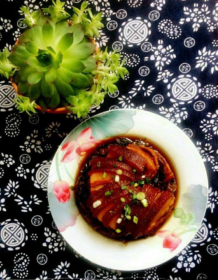梅菜扣肉,成品装盘,拍照,开吃😆