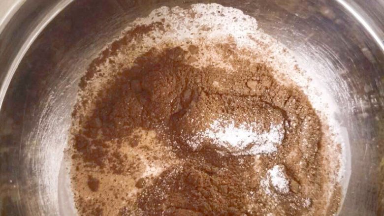 网红蛋糕——好吃不腻的奥利奥咸奶油蛋糕,奥利奥捣碎,一定要碎,要不然会堵裱花袋的口!加入奶油,加入糖,加入盐,这里要注意,因为盐加入的很少,所以加完糖之后电子秤不要归零,直接加入盐,要不然盐容易加多