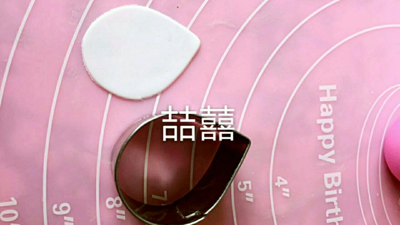 翻糖布偶熊--翻糖蛋糕装饰,白色翻糖擀成薄片,用花瓣切模切出水滴状