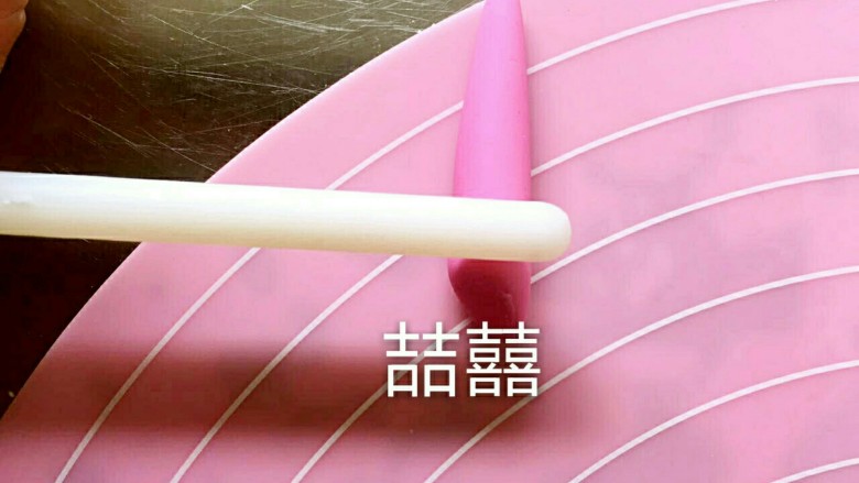 翻糖布偶熊--翻糖蛋糕装饰,在手腕的位置用塑型棒稍擀一圈,便于折出手掌的方向