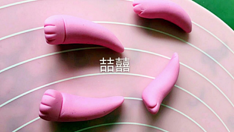 翻糖布偶熊--翻糖蛋糕装饰,用塑型刀切出指缝印,再捏出四肢的型状