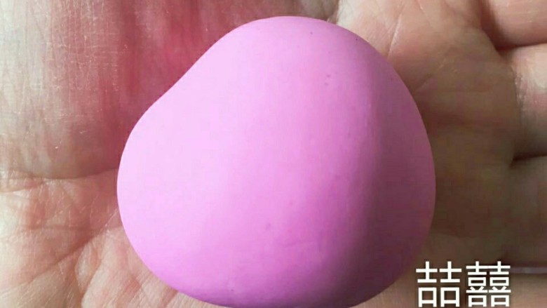 翻糖布偶熊--翻糖蛋糕装饰,在脸的一面用大手指压出一道凹痕,使脸在侧面看上去圆嘟嘟有立体感
