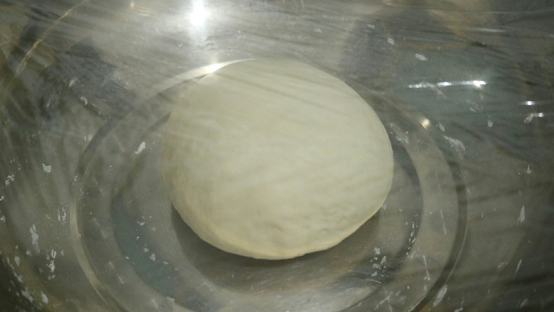 ≈超软小胖包≈,盖上保鲜膜,室温发酵至3倍大,冬天可以坐温水发酵,但水温别太高