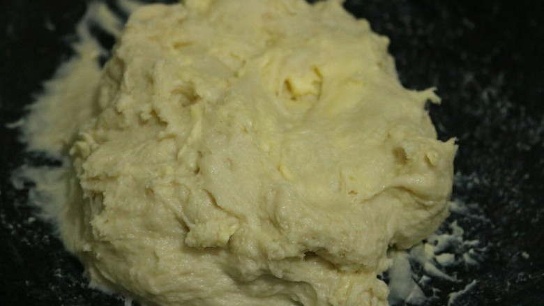 ≈超软小胖包≈,揉至能拉出比较厚的膜的时候,加入黄油,继续揉