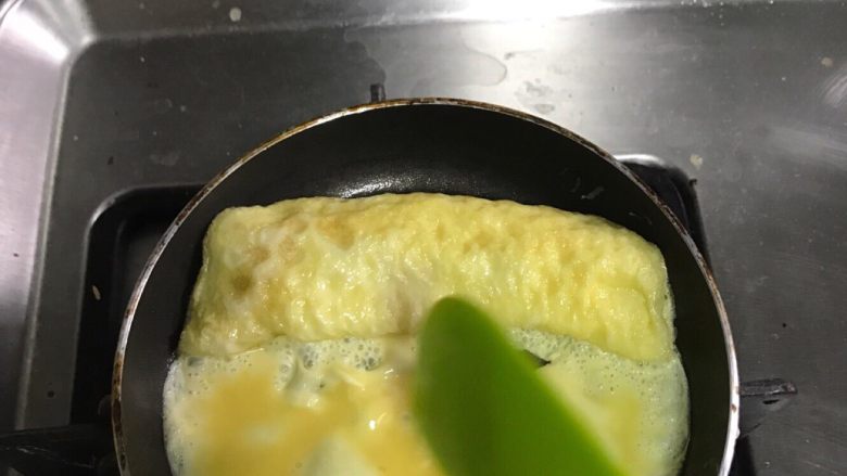 厚蛋烧,卷完一层把蛋卷推到一边～再继续倒入蛋液～如果起泡就把泡戳了