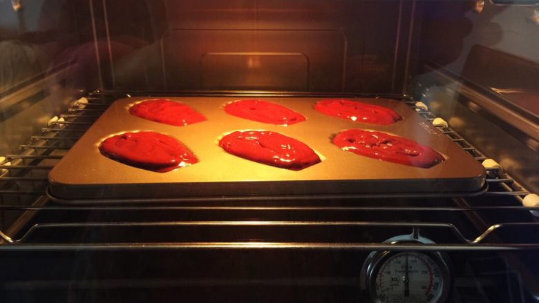 红丝绒玛德琳蛋糕,烤箱预热190度上下火中层12-15分钟