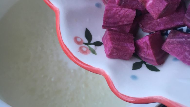 紫薯银耳核桃粥,水开后,加入紫薯