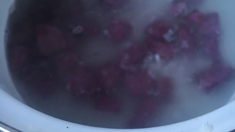 紫薯银耳核桃粥,兜底搅拌,以防粘锅