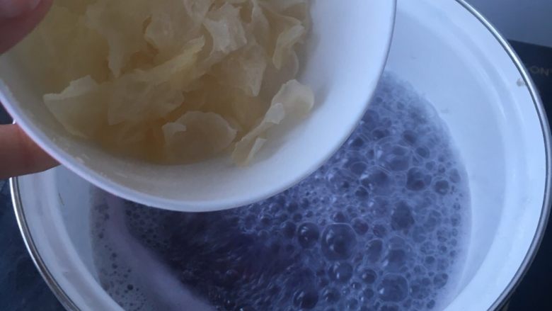 紫薯银耳核桃粥,沸腾后加入银耳,转中小火熬煮30分钟