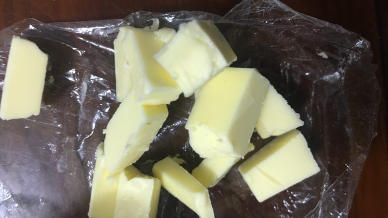 波兰种可可麻薯辣松面包,等揉成比较光滑的面团后,加入软化的黄油