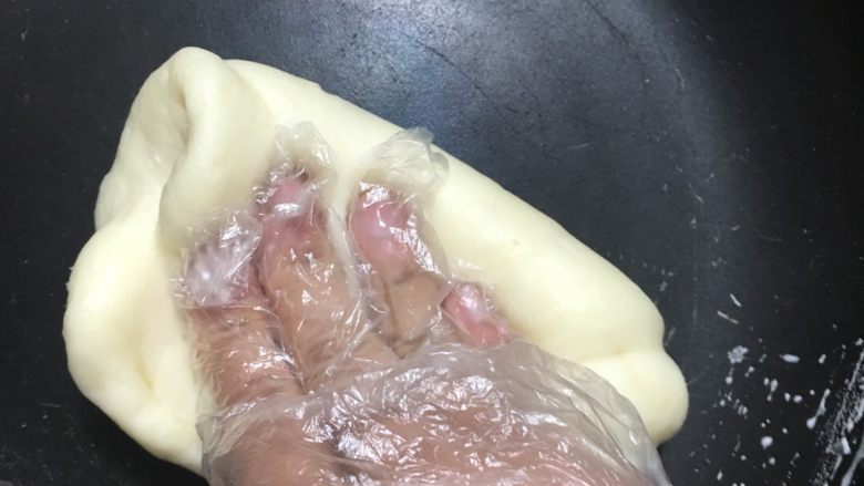 波兰种可可麻薯辣松面包,稍凉后,再用力地揉一会儿面团