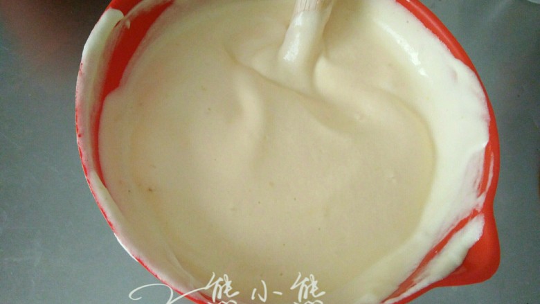 虎皮蛋糕卷--其实很简单,18.将拌好的蛋黄糊倒回蛋白霜盆中,继续翻拌。