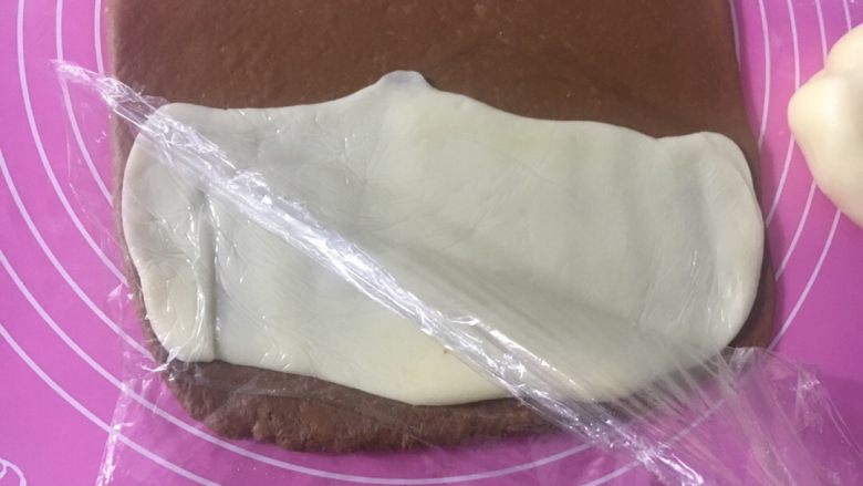 波兰种可可麻薯辣松面包,撕开保鲜膜即可,这样一来,方便多了