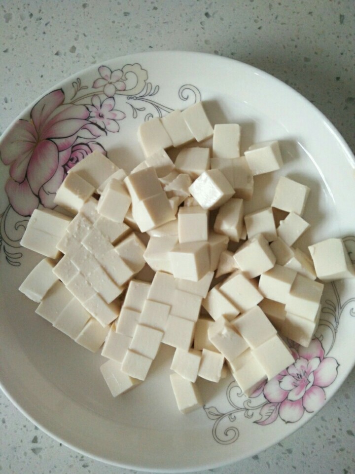 家常宫保豆腐丁,切成小丁,控净水。
