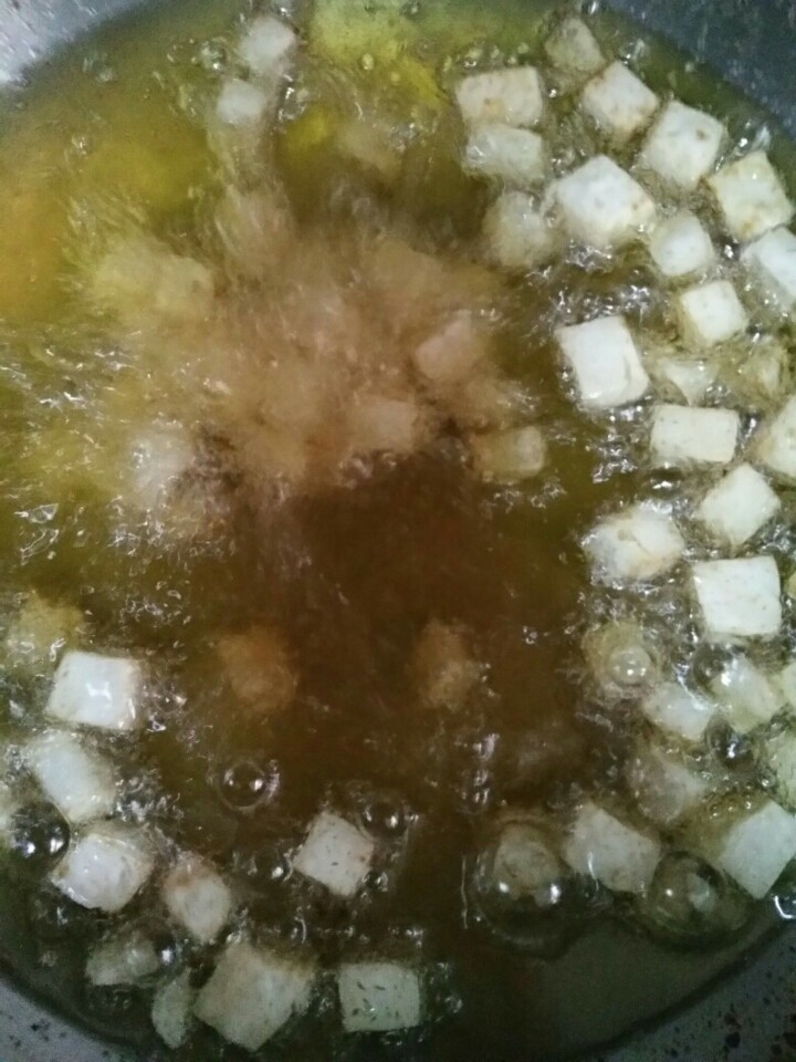 家常宫保豆腐丁,过火,炸至定型微黄(也可炸至黄金色)即可。