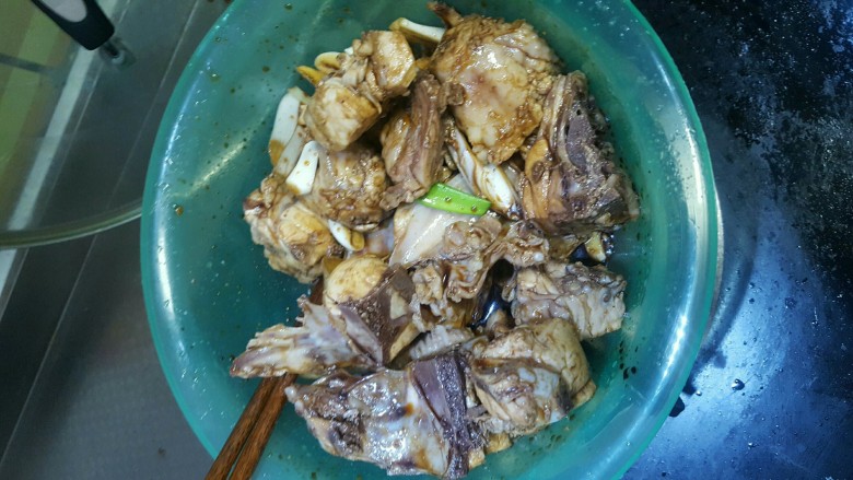 孜然鸡架^O^,再加入料酒`一点盐一点糖`一点耗油`一点苹果醋,一些红烧酱油,提味去腥保鲜,腌制半小时