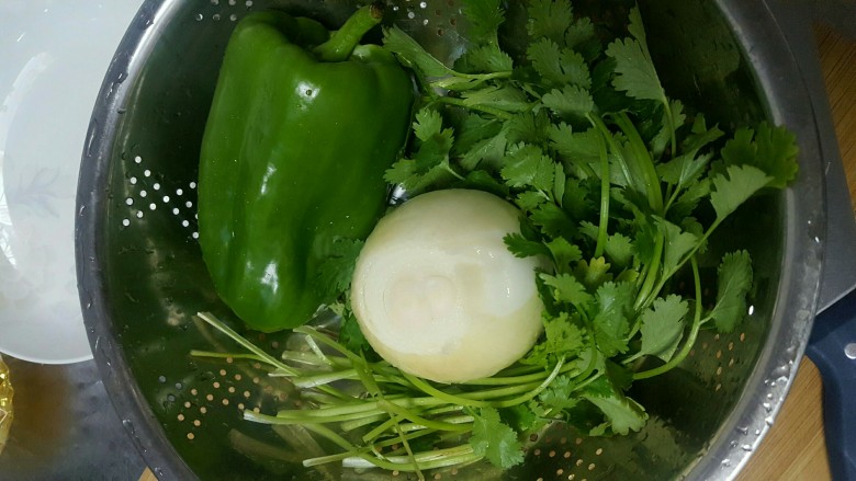 孜然鸡架^O^,等待的时间,把配菜处理下。