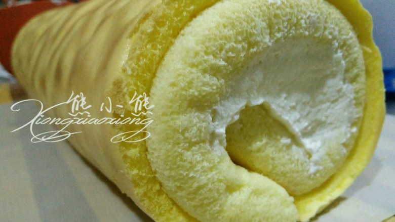 虎皮蛋糕卷--其实很简单,28.在卷好的蛋糕卷外边包上虎皮。用油纸卷上包好,放入冰箱冷藏定型。