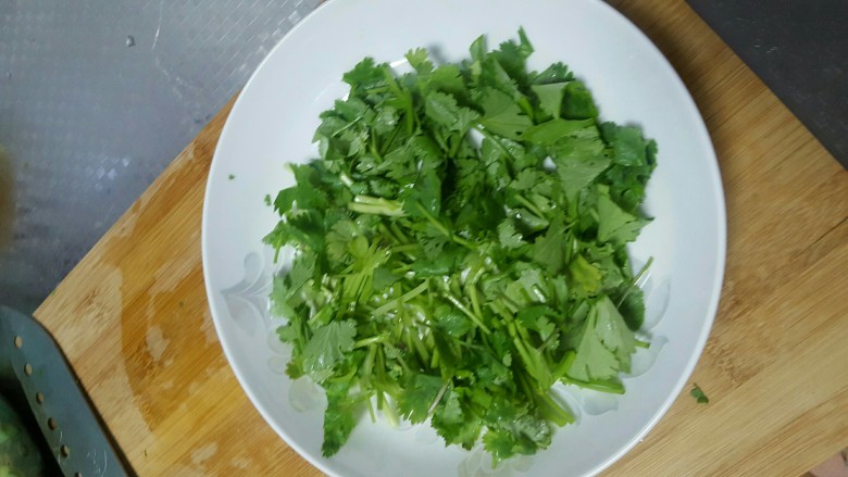 孜然鸡架^O^,香菜是垫底菜,提个香味,切小段,直接铺垫盘底就好。