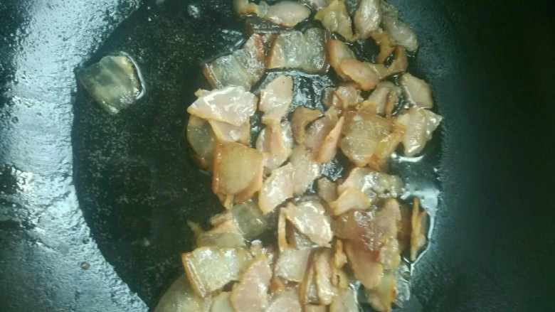 莴笋炒腊肉,水分煮干后加点<a style='color:red;display:inline-block;' href='/shicai/ 857'>植物油</a>,小火煸腊肉。(腊肉本身不太肥,炸干了不好吃)