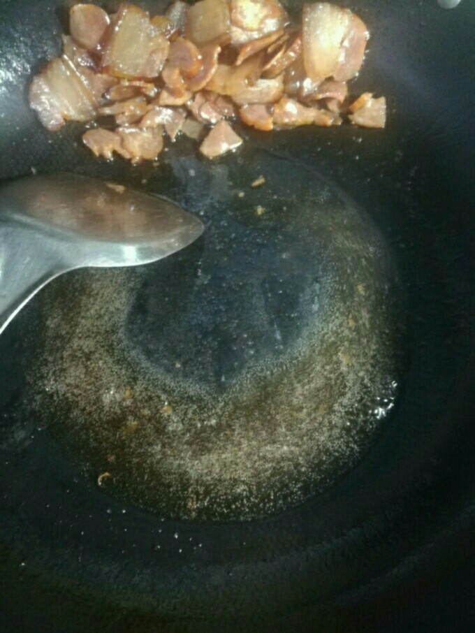 莴笋炒腊肉,把腊肉盛出备用,油留在锅中。