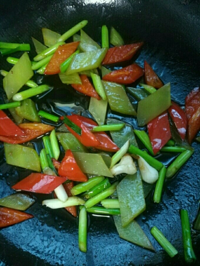 莴笋炒腊肉,下蒜杆,撒盐,炒十几秒。