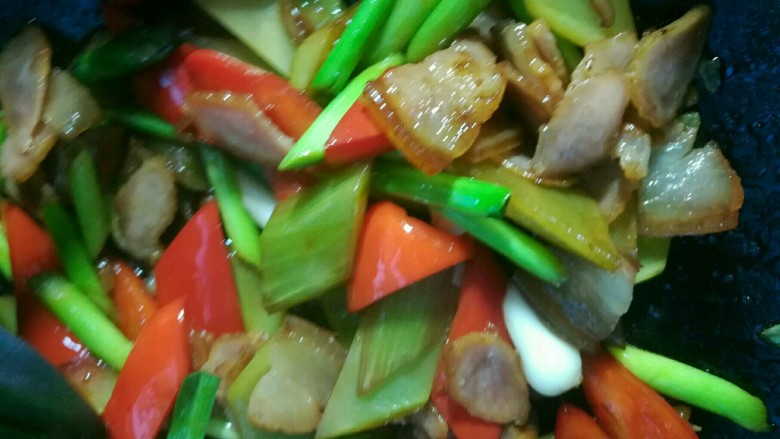 莴笋炒腊肉,倒入腊肉一起翻炒均匀,喜欢放味精的就一点,我炒腊肉一般不放味精。