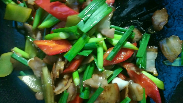 莴笋炒腊肉,最后撒入蒜叶,翻炒两下出锅。