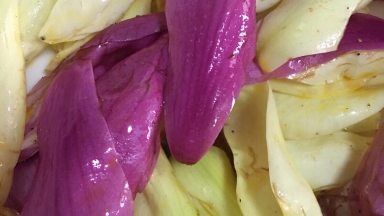 油炸白玉兰,每片花瓣用刀划开小口 防止炸制过程中油溅