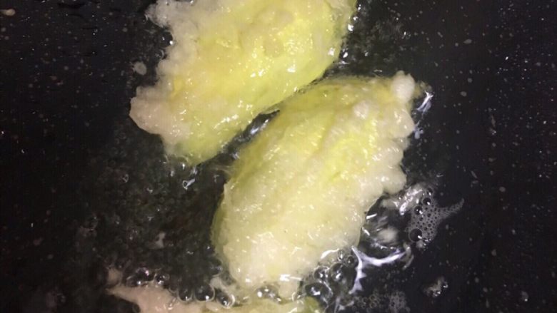 油炸白玉兰,起油锅烧至7成热