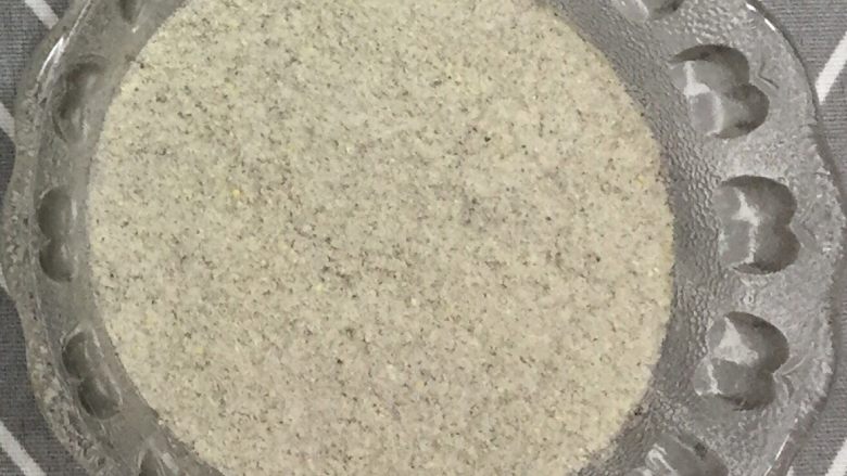 香蕉米糕,大米、小米和黑米磨粉。咳咳，原来做紫薯米糕的时候拍了米粉的照片，今天用完忘拍了。米粉不能用婴儿米粉，一定是大米磨成的粉。一般我会打大米、小米和黑米三种。会比单纯的大米糕要软糯。三种米洗净晾干，料理机磨成粉，我一般会磨三次的量。