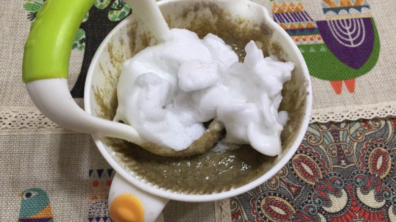 香蕉米糕,打发的蛋清与混合液搅拌。充分搅拌。滴少许核桃油。