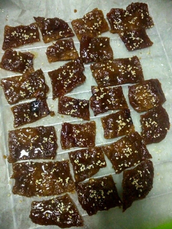 猪肉脯〔微波炉〕,刷上蜂蜜~洒点芝麻,在叮2分钟~在反过来刷上蜂蜜~洒点芝麻叮2分钟