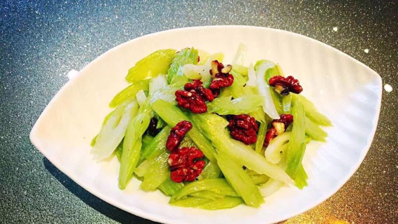 素食煮艺,西芹搭配野生小核桃，简单美味又营养。