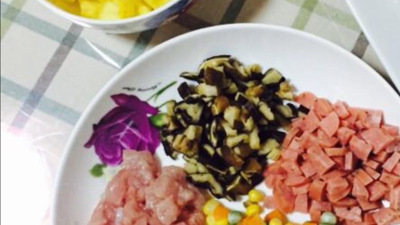 菠萝炒饭,爆香香菇粒，猪肉丁，火腿丁，鸡蛋打散，放入继续翻炒，再加入玉米粒，青豆，红萝卜丁，再加入白饭，继续翻炒，加调料，最后再加入菠萝丁，翻炒几下，一道开胃的菠萝炒饭就这样完成了。