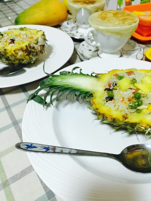 菠萝炒饭,色香味俱全的菠萝炒饭上桌了，你喜欢吗？