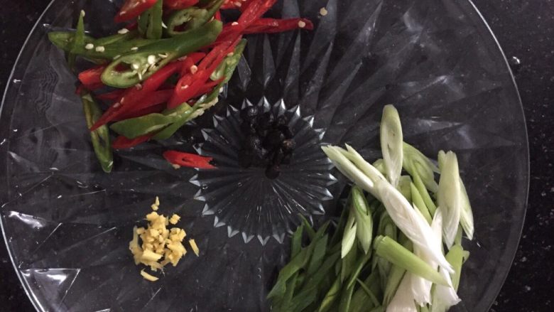 家常回锅肉,青红椒切段,大葱切片、豆豉洗净,姜切沫