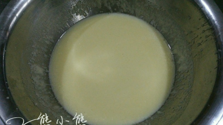 桃酥--老少皆宜、新手必做,3.搅拌均匀,搅拌至油和蛋糖融合,基本看不到油为止,这个过程大概4分钟。